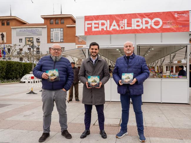 El alcalde, Alejandro Navarro Prieto, el concejal de Cultura, José Antonio Moreno, y el vicepresidente de la Asociación de Libreros Cervantes, Augusto Mateos