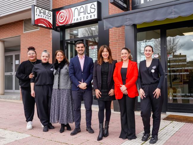 El alcalde, Alejandro Navarro, visitando Nails Factory, junto a Yolanda Beltrán CEO de la empresa, Yolanda Manzorro, gerente del centro de Torrejón y algunas de sus trabajadoras