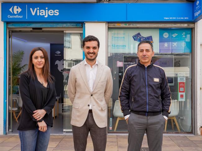 El alcalde, Alejandro Navarro, visitando Viajes Carrefour, junto a su gerente, Rafael Corpas y la empleada, Patricia Piñar