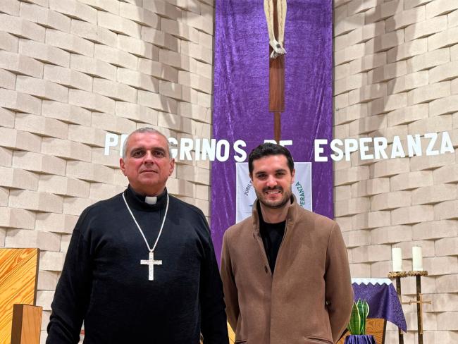 El alcalde, Alejandro Navarro, felicitó sacerdote Ángel Román Idígoras