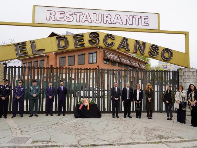 Autoridades junto al restaurante El Descanso