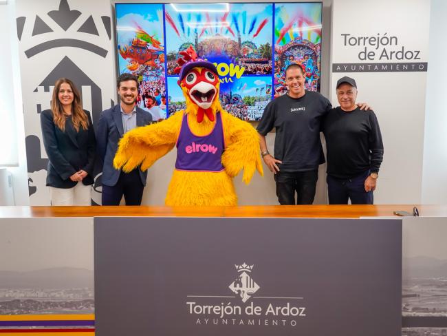 El alcalde, Alejandro Navarro, la concejala de Igualdad y Festejos, María Eugenia Gil, y los promotores del festival elrow Town, Juan Arnau, CEO Festival elrow Town, y Joaquín Cabós, director del festival