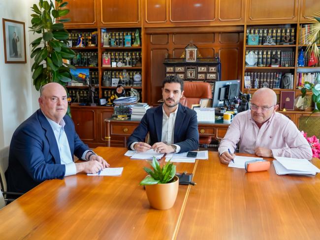 El alcalde, Alejandro Navarro, y el concejal, Valeriano Díaz, con Alberto de Rosa, presidente del grupo Ribera, empresa gestora del Hospital Universitario público de Torrejón de Ardoz