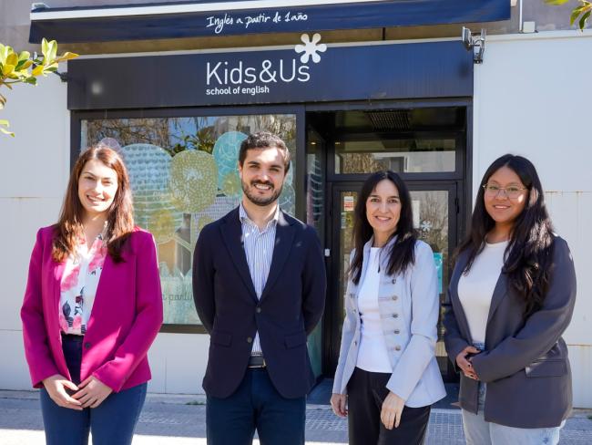El alcalde, Alejandro Navarro, visitando Kids&Us, junto a su gerente, Berta Hernángomez, la gerente del centro de Soto Henares, Valeria López y su coordinadora, Hristina Tsekova 