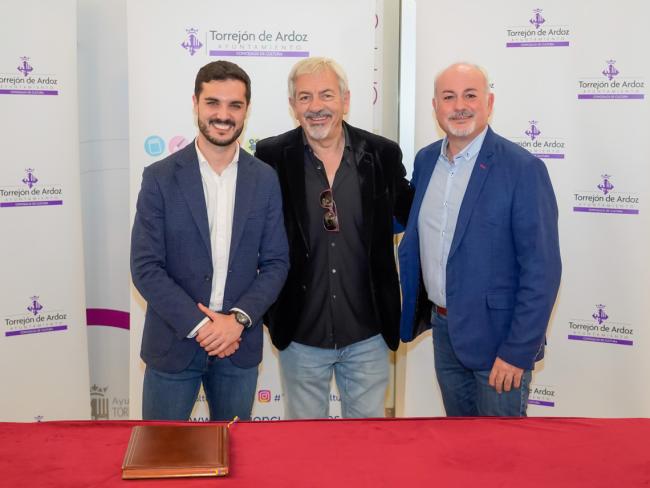 El alcalde, Alejandro Navarro, y el concejal de cultura, José Antonio Moreno con Carlos Sobera con el libro de honor de la ciudad en el que firmó el actor y presentador 