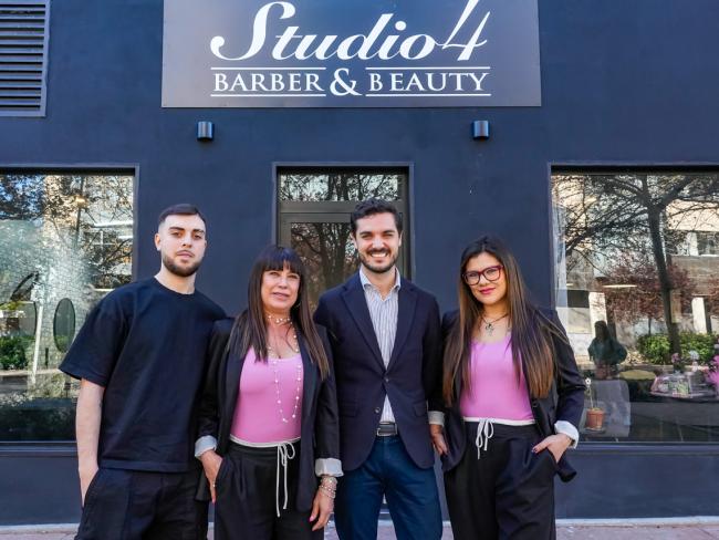 El alcalde, Alejandro Navarro, visitando Studio 4 Baber &Beauty, junto a su gerente, Rosa Maria Gómez, el barbero, Marcos Balsalobre y la peluquera, Lidia Zaballos
