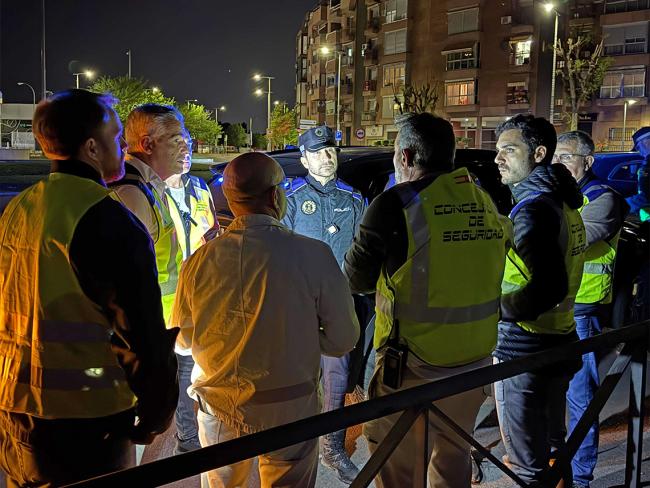 El alcalde, Alejandro Navarro Prieto, dirigiendo el Plan de Emergencias Municipal junto a concejales, mandos de la Policía Local y técnicos municipales, a primera hora de la noche de ayer