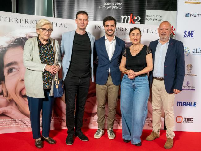 El alcalde, Alejandro Navarro, en la presentación de la película “Intérprete vital”, con la presidenta de Astor, mari Carmen Villena y el director Óscar Sánchez, entre otros representantes de la asociación y el largometraje 
