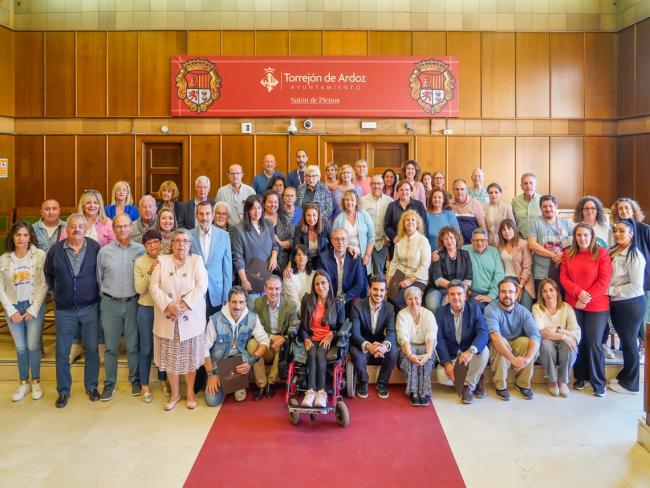 El alcalde, Alejandro Navarro Prieto, y el concejal de Bienestar, Educación e Inmigración, Rubén Martínez, con todos los representantes de las entidades sociales de la ciudad