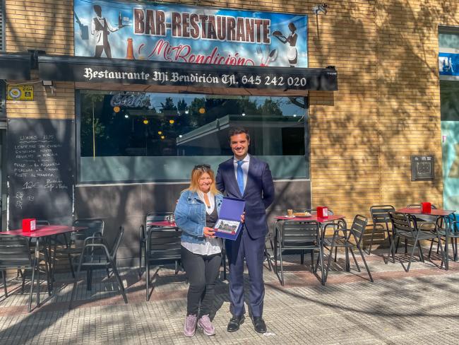 El alcalde, Alejandro Navarro, visitando el bar Mi Bendición, junto a su gerente, Carmen Maria Cedeño 