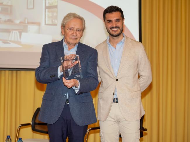 Fernando Ónega con el recuerdo entregado por el alcalde, Alejandro Navarro, en reconocimiento por el premio que la Asociación de la Prensa de Madrid de Honor 2024 le ha otorgado por toda una vida dedicada al periodismo