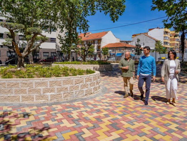 El alcalde, Alejandro Navarro, el concejal de Obras, Limpieza Urbana, Administración y Contratación, Valeriano Díaz, y la edil de Medio Ambiente, Esperanza Fernández, han presentado la profunda remodelación de la zona verde situada a escasos 200 metros de la Plaza Mayor