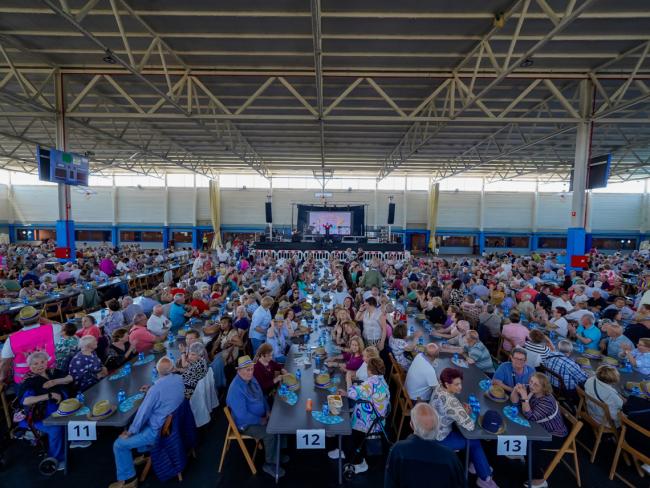 Pabellón Nuria Fernández durante el reparto de paella gratuito y la actuación de Los Brincos