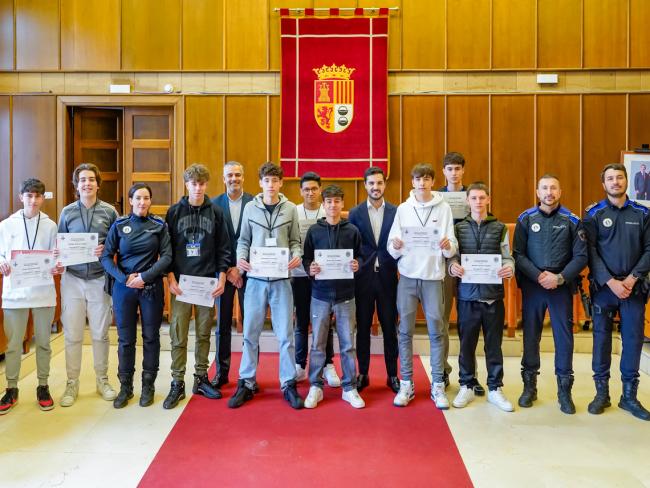 El alcalde, Alejandro Navarro, y el concejal de Seguridad, Alberto Cantalejo, con los alumnos participantes en el programa