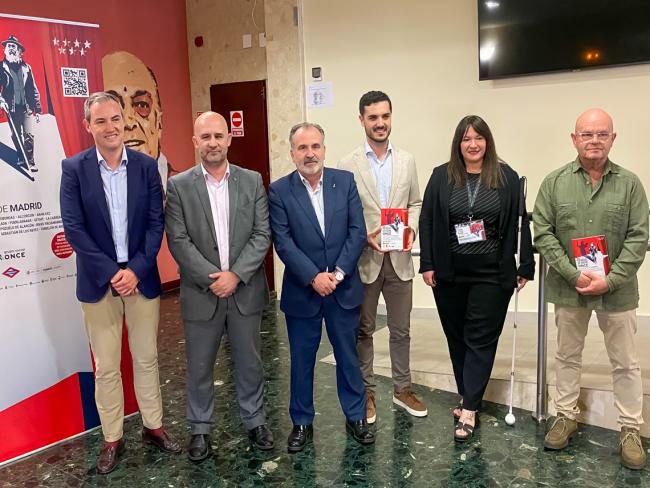 La cita contó con la presencia del alcalde, Alejandro Navarro, el primer teniente de alcalde y responsable del teatro municipal, Valeriano Díaz, y el concejal de Educación, Bienestar e Inmigración, Rubén Martínez; el delegado de la ONCE en la Comunidad de Madrid, Luis Natalio Royo; y la directora de la ONCE para Alcalá-Torrejón, Irene Pascual Fernández 