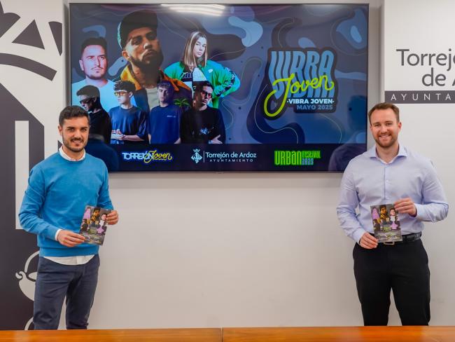 El alcalde de Torrejón de Ardoz, Alejandro Navarro Prieto, y el concejal de Urbanismo, Vivienda y Juventud, Víctor Miranda, presentando Vibra Joven