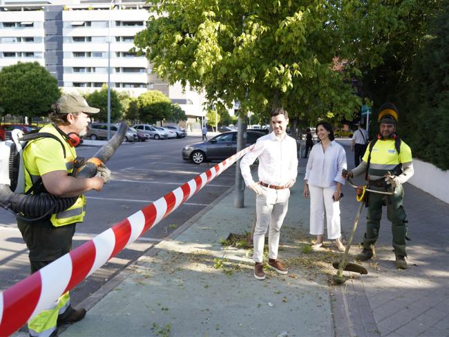 El alcalde, Alejandro Navarro, junto a la concejala de Medio Ambiente, Esperanza Fernández, supervisando los trabajos de desbroce