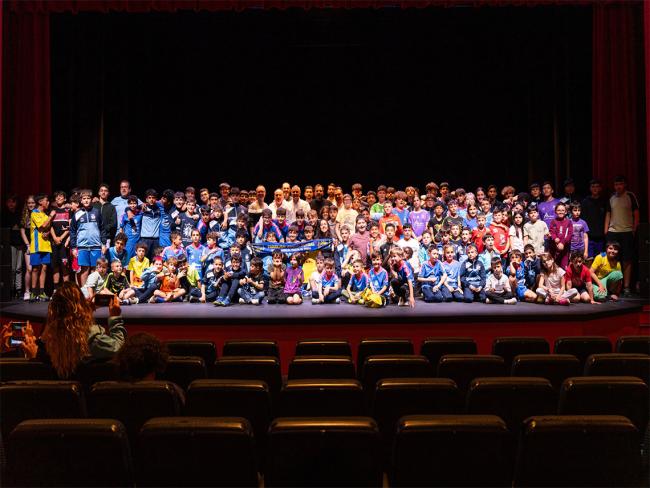 Jugadores de los clubes de fútbol sala Torrejón Juncal y Severo Torrejón que asistieron a “La Escuela es tu Casa”