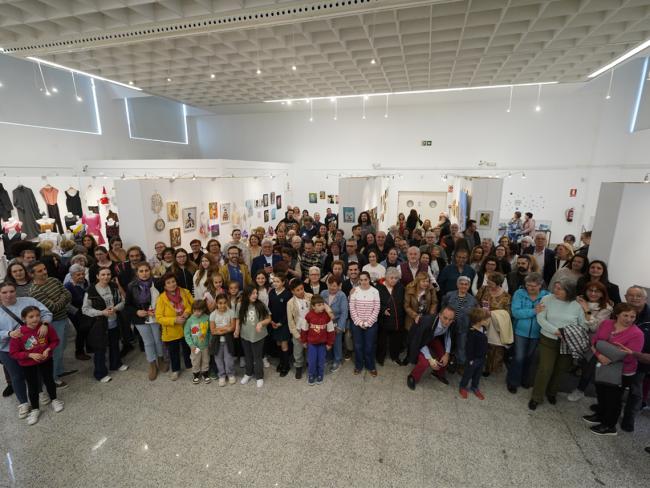 El alcalde, Alejandro Navarro Prieto, y el concejal de Cultura, José Antonio Moreno, con los alumnos y profesores de los talleres y cursos de la Casa de la Cultura, en la inauguración de la muestra