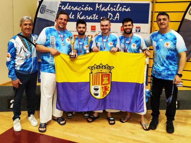Los parakaratekas torrejoneros posando con la bandera de Torrejón de Ardoz