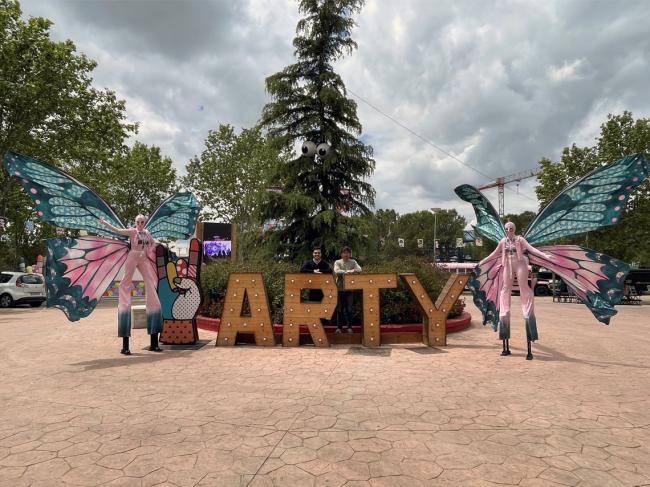 El alcalde, Alejandro Navarro Prieto, con el promotor de Ardoz Arty! World y performance que van a participar en el evento