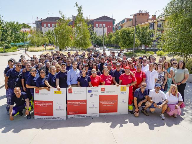 El alcalde, Alejandro Navarro Prieto, junto a trabajadores contratados que desarrollan tareas administrativas, de mantenimiento, limpieza y mejora en la ciudad
