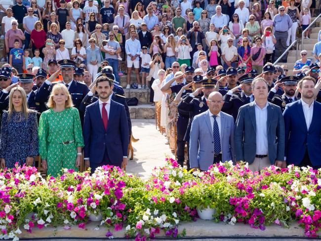 El acto de fue presidido por el alcalde, Alejandro Navarro. Junto a la ex presidenta del Senado, Esperanza Aguirre, la diputada de la Asamblea de Madrid, Ainhoa García (a la izquierda), el 1er y el 2º teniente de alcalde, Valeriano Díaz y José Luis Navarro, y el concejal de Urbanismo, Vivienda y Juventud, Victor Miranda (a la derecha)