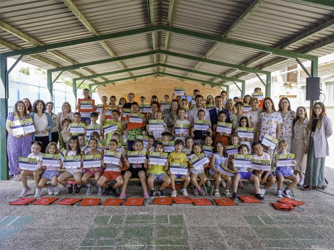 El alcalde, Alejandro Navarro Prieto, y la consejera de Sanidad de la Comunidad de Madrid, Fátima Matute Teresa, con los alumnos del CEIP Ramón Carande