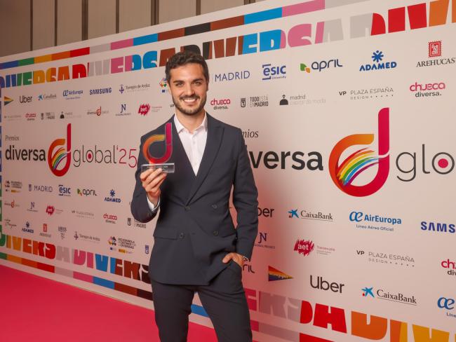 El alcalde de Torrejón de Ardoz, Alejandro Navarro, con el premio Diversa Institucional