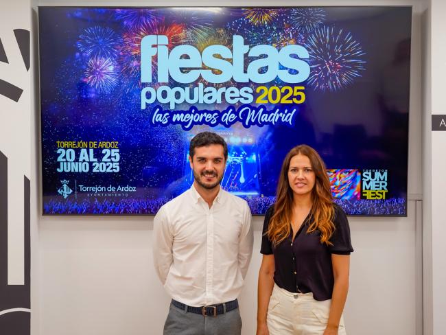 El alcalde, Alejandro Navarro, junto a la concejala de Festejos e Igualdad, María Eugenia Gil, en la presentación de la programación de las Fiestas Populares 2025