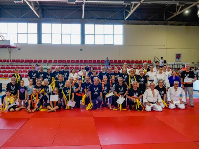 Acto de entrega de los cinturones amarillos y naranjas a los participantes en la actividad