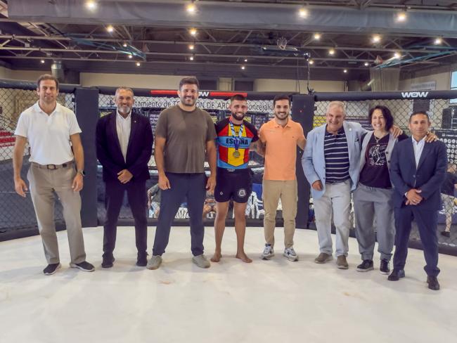 El alcalde, Alejandro Navarro, y la concejala de Turismo, Miriam Gutiérrez, junto a miembros de la Federación Española de Lucha, la Federación Madrileña de Lucha, la promotora WOW y uno de los ganadores del campeonato 