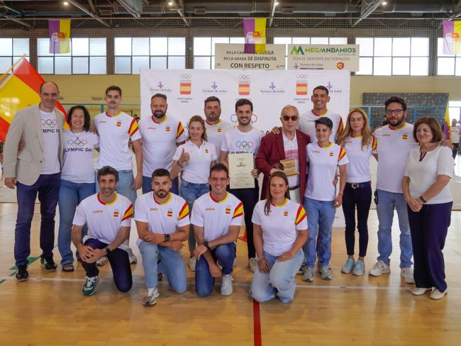El alcalde, Alejandro Navarro, la concejala de Turismo, Miriam Gutiérrez, el presidente del COE, Alejandro Navarro, la presidenta de la UCAM, María Dolores García Mascarell, y el presidente de la Federación Madrileña de Balonmano y exinternacional, José Javier Hombrados, junto a varios deportistas olímpicos