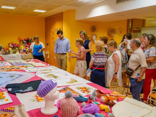 El alcalde, Alejandro Navarro Prieto, y la concejala de Mayores y Voluntariado, Ana Verónica González, visitando la exposición