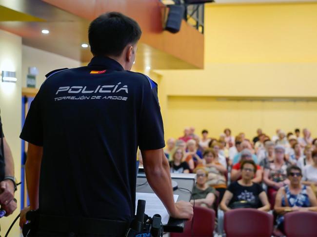 La Policía Local de Torrejón de Ardoz ofrece una charla informativa para prevenir abusos a personas mayores