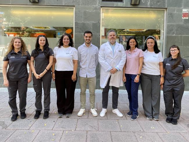 El alcalde, Alejandro Navarro, visitando la Clínica Ortom Oralis, junto a su directora, Trinidad Carballo y varios de sus empelados 