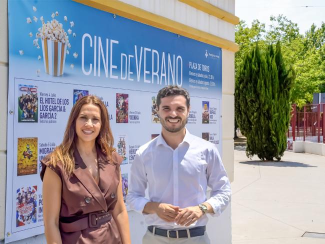 El alcalde, Alejandro Navarro Prieto, y la concejala de Igualdad y Festejos, María Eugenia Gil, presentando el Cine de Verano en la Plaza de Toros