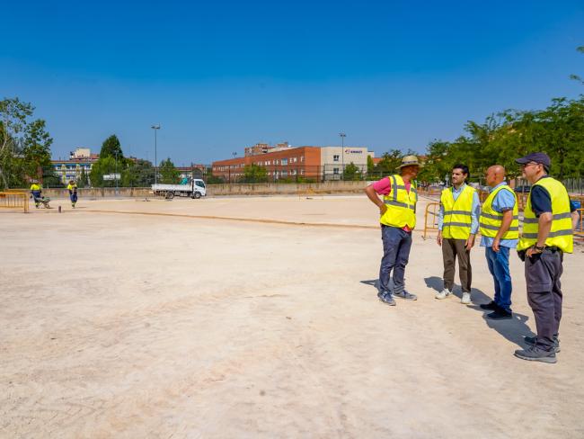 El alcalde, Alejandro Navarro, conociendo de primera mano el estado actual de las obras del nuevo aparcamiento