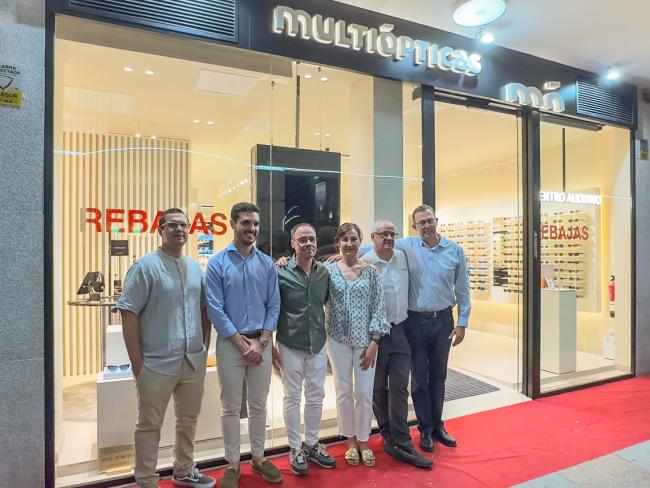 El alcalde, Alejandro Navarro, visitando Multiópticas, junto a su gerente, Jerónimo Carrillo, la directora técnica, Eva Peñalver y tres de sus trabajadores