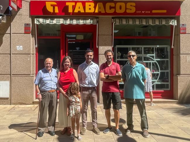 A ambos lados del alcalde, Alejandro Navarro, los actuales gerentes, Beatriz Mato y Raúl Barahona. A la izquierda, Benjamín Bonilla, fundador del negocio, y a la derecha Gregorio Barahona, padre de Raúl Barahona