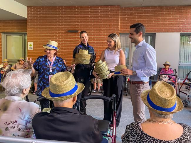 El alcalde, Alejandro Navarro, la concejala de Mayores y Voluntariado, Ana Verónica González, y una agente de Policía Local, repartiendo sombreros a los mayores de las residencias