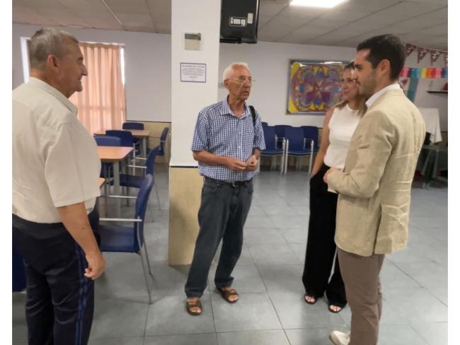 El alcalde, Alejandro Navarro, y la concejala de Mayores y Voluntariado, Ana Verónica González, saludando a dos usuarios del centro de la calle Madrid