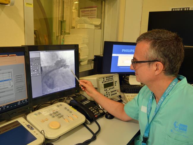 El Dr. Iván Núñez Gil, jefe del servicio de Cardiología mostrando el procedimiento quirúrgico