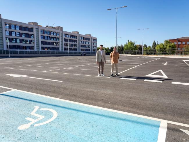 El alcalde de Torrejón de Ardoz, Alejandro Navarro Prieto, y el concejal de Obras, Limpieza Urbana, Administración y Contratación, Valeriano Díaz, han presentado el nuevo estacionamiento gratuito.
