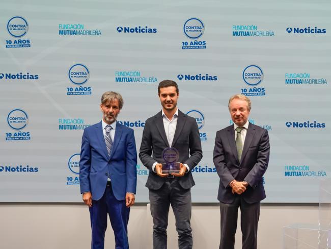 El alcalde de Torrejón de Ardoz, Alejandro Navarro Prieto con el galardón, acompañado por el subdirector de Antena 3 Noticias, Óscar Vázquez, y el director general de la Fundación Mutua Madrileña, Lorenzo Cooklin 