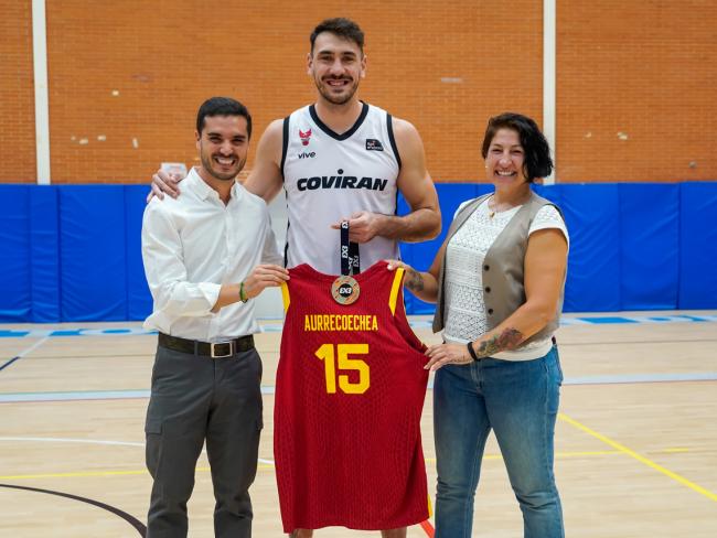 El alcalde, Alejandro Navarro, y la concejala de Turismo, Miriam Gutiérrez, junto al jugador de baloncesto torrejonero campeón del Mundo 3x3, Iván Aurrecoechea