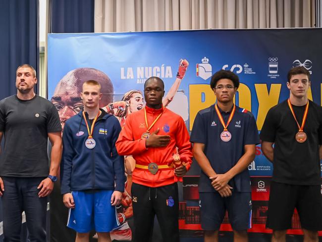 Efosa Wisdom Igbinovia, en el centro de la imagen con la medalla de oro