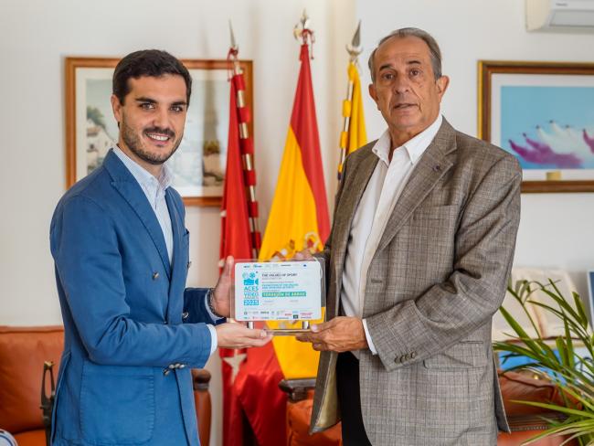 Alejandro Navarro recibiendo la distinción por el vídeo de la candidatura de Ciudad Europea del Deporte 2026