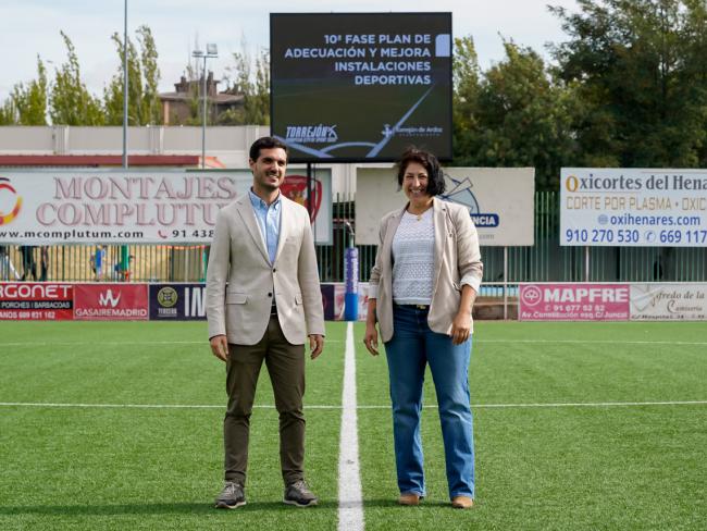El alcalde, Alejandro Navarro, y la concejala de Turismo, Miriam Gutiérrez, en el Campo de Fútbol Municipal Las Veredillas