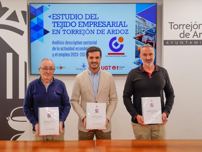 El alcalde, Alejandro Navarro Prieto, el secretario general de la Unión Comarcal Este de UGT, Jesús La Roda, y el vicepresidente de UNICEM, Rubén Campos, presentando el estudio
